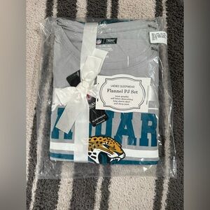 NWT WOMENS NFL PAJAMA SET WITH LONG SLEEVE TOP AND PANTS *JACKSONVILLE JAGUARS*